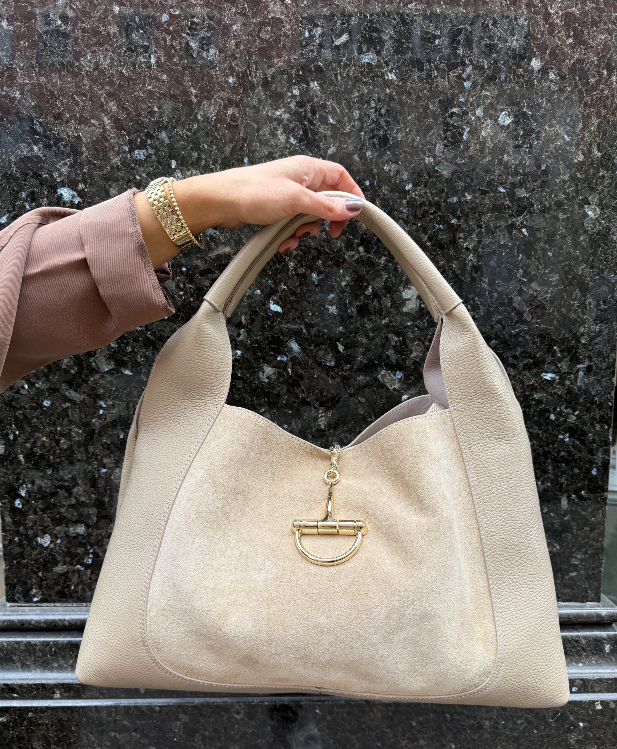 Samara – Luxe Leather Horsebit Buckle Bag in Champagne Nude produ